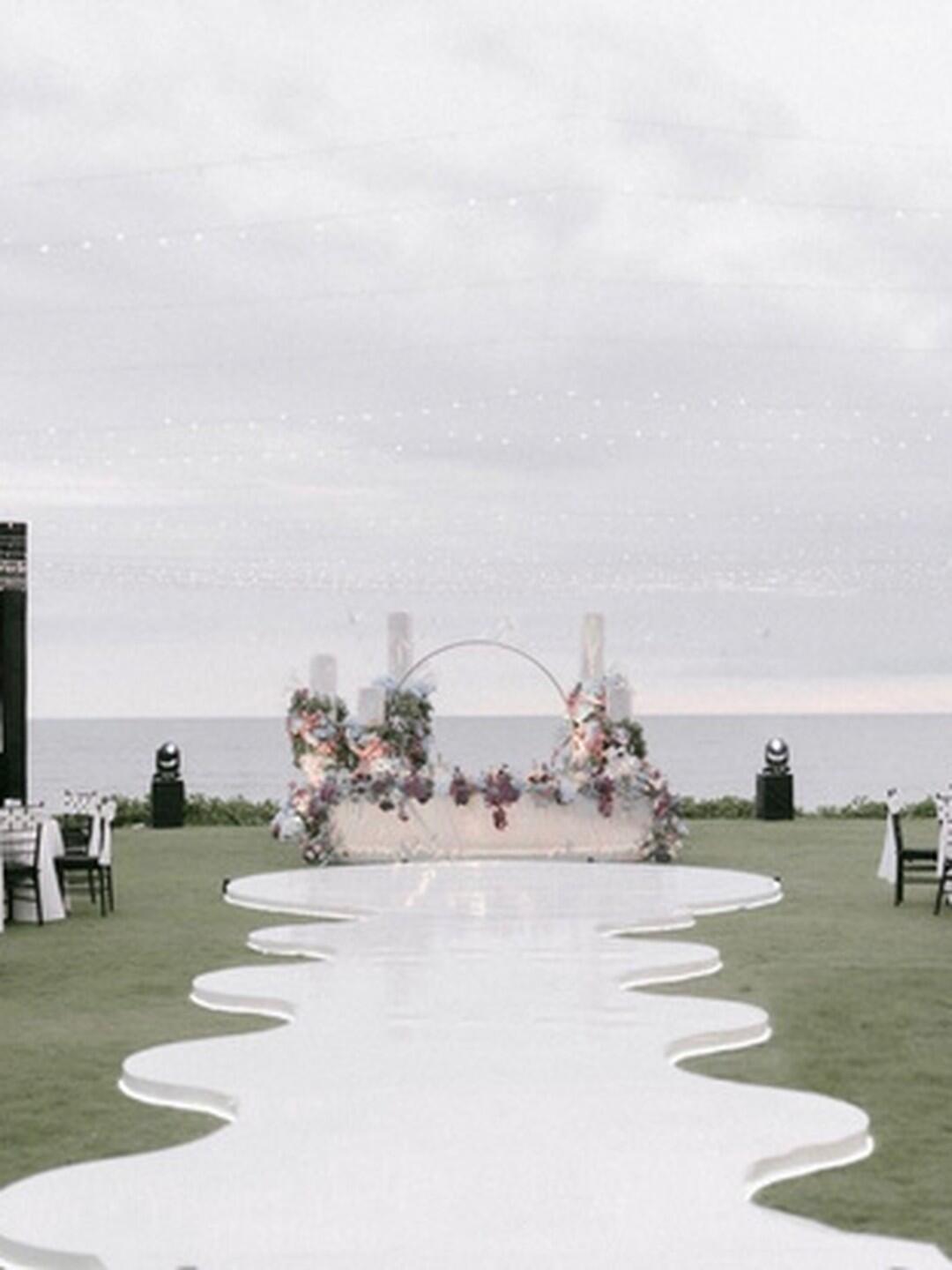 White Wavy Aisle